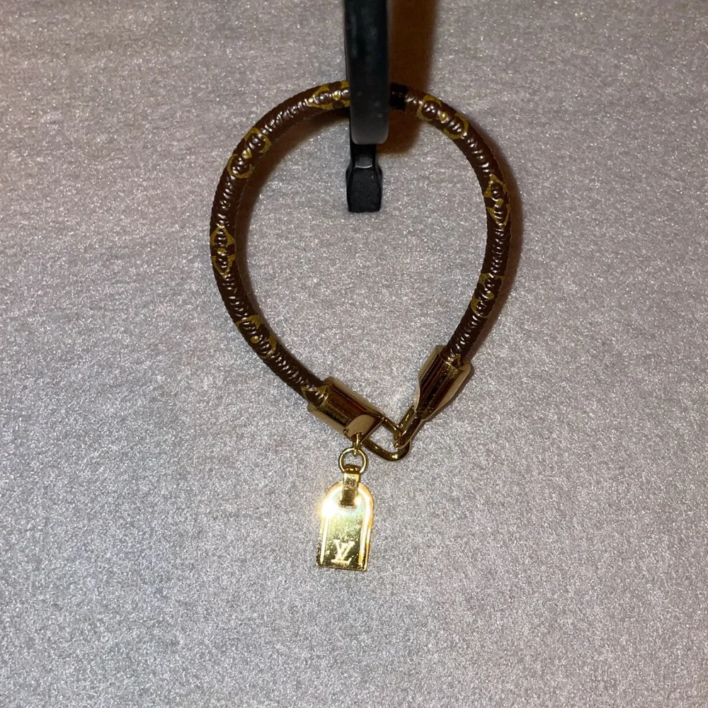 LV Monogram Bracelet Jewelry AV Show Louis Vuitton Bracelet - Picture 6 of 15